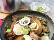 Una foto de pollo marinado lima