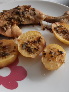 Una foto de Asado de pollo con patatas