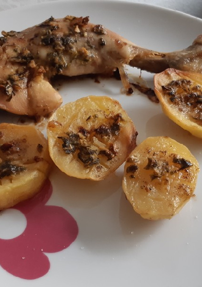 Una foto de Asado de pollo con patatas