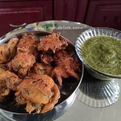 A picture of Onion Spinach Pakode.