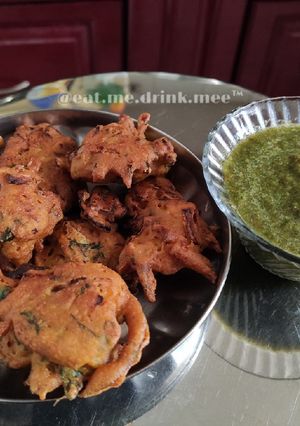 A picture of Onion Spinach Pakode.