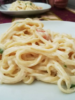 Una foto de Tallarines con gambas y guisantes