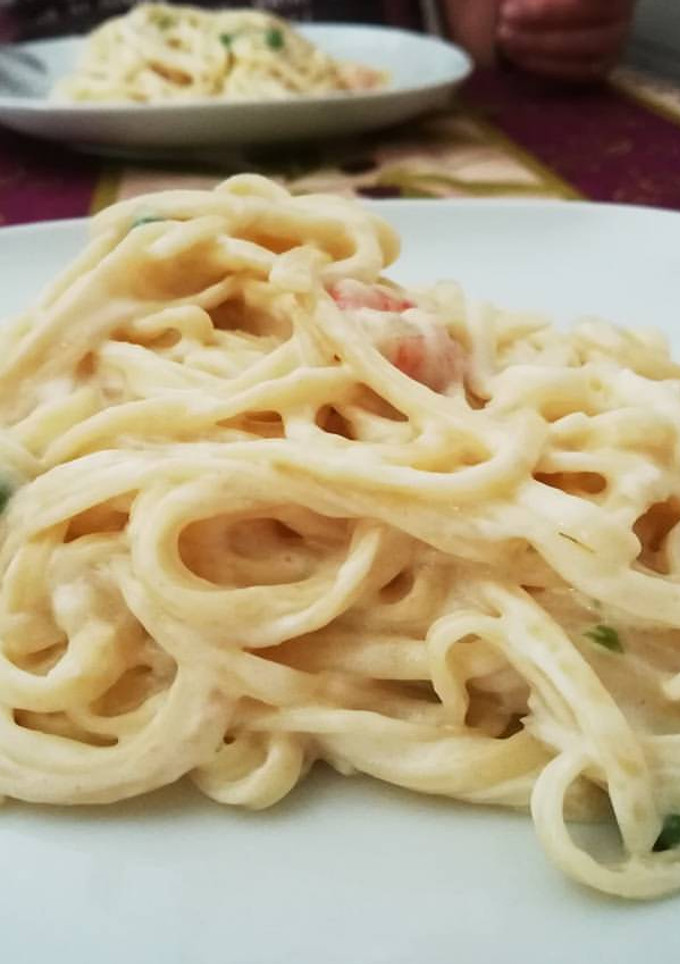 Una foto de Tallarines con gambas y guisantes