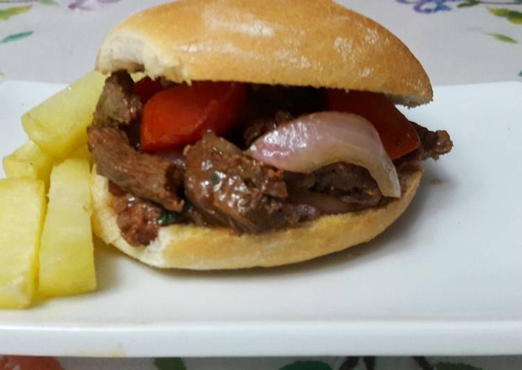 Sanguchón con lomo saltado