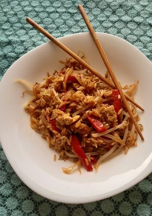 Una foto de Chow fan verduras y huevo