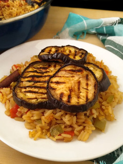 Una foto de Arroz especiado con berenjenas melosas {una estupenda receta vegana}