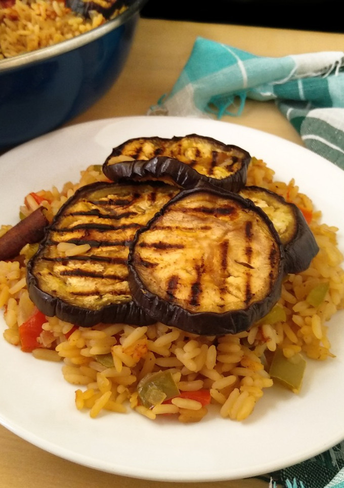 Una foto de Arroz especiado con berenjenas melosas {una estupenda receta vegana}
