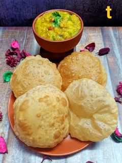 লুচি আলুর দম (Luchi aloor dum recipe in Bengali) রেসিপির প্রধান ছবি