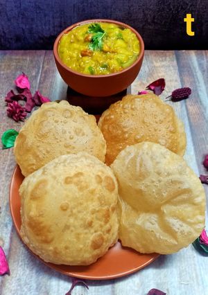 লুচি আলুর দম (Luchi aloor dum recipe in Bengali) রেসিপির প্রধান ছবি