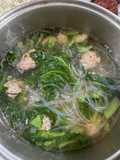 Sup Sayur Romaine dengan Bola Daging