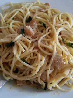 Una foto de Espaguetis con puerro y gambitas para thermomix tm21
