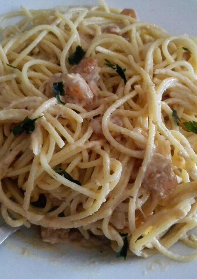Una foto de Espaguetis con puerro y gambitas para thermomix tm21