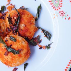 A picture of Podi Idli.