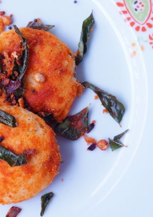 A picture of Podi Idli.