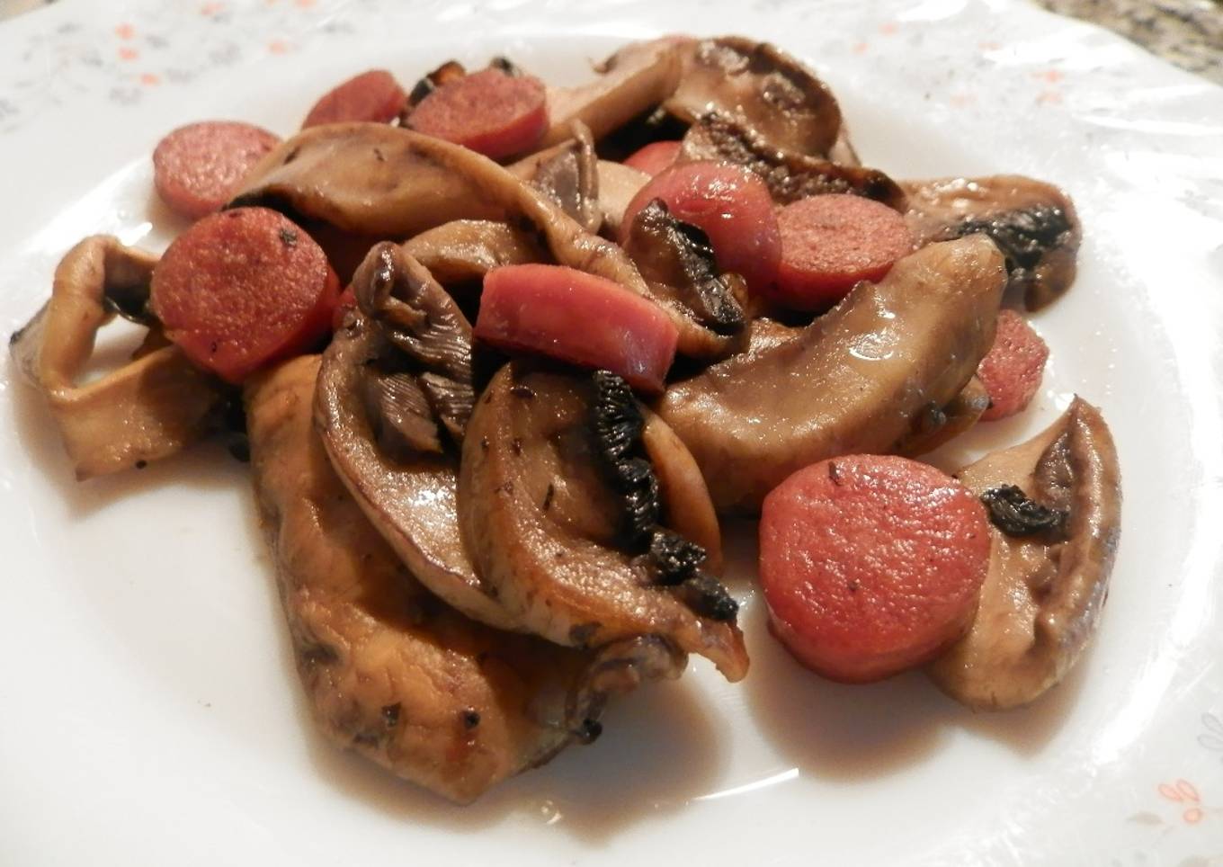 Salchichas con champiñones