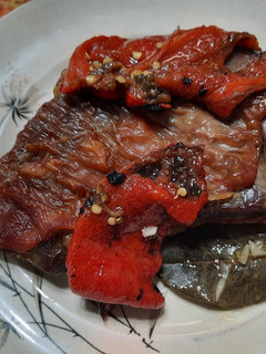 Una foto de Morrón asado, quemado