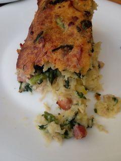 Una foto de Pastel de calabacín, pollo, bacon y espinacas 😍😍