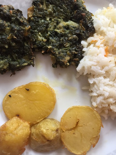 Una foto de Fritos de Acelga con arroz y papas doradas