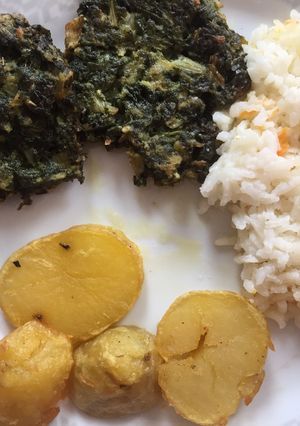 Una foto de Fritos de Acelga con arroz y papas doradas