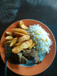 Una foto de Carne frita con papas western