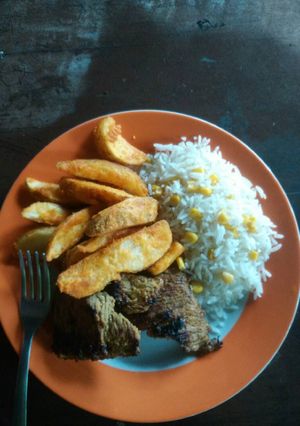 Una foto de Carne frita con papas western