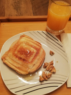 Foto de Tosta de mel e noz com sumo de laranja
