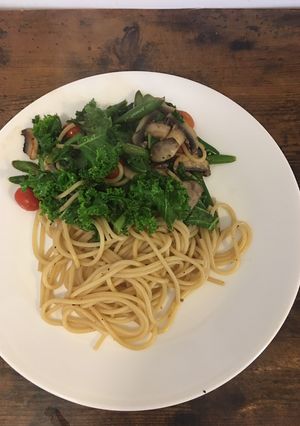 A picture of Vegetable Pasta w/ soy sauce.