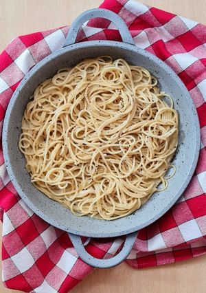 Una foto de Spaghetti cacio e pepe 🇮🇹 Espaguetis con queso y pimienta negra 🍝