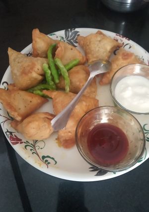 સમોસા (Samosa Recipe In Gujarati) રેસીપી મુખ્ય ફોટો