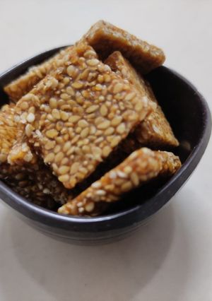 तिळगुळाची वडी (til gulachi wadi recipe in marathi) रेसिपी चे मुख्य फोटो 