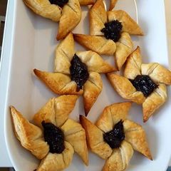 A picture of Star shaped jam puffs.