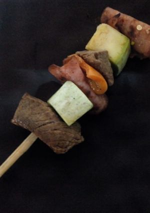 Una foto de Brocheta de res