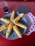 Caracolas de hojaldre, rellenas de ensaladilla rusa