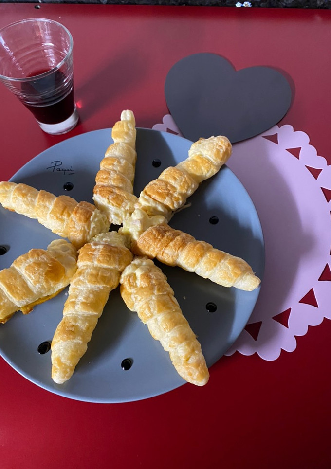 Una foto de Caracolas de hojaldre, rellenas de ensaladilla rusa