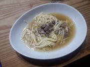 Una foto de sopa de fideos
