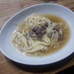 Una foto de Sopa de Res con Fideos Caseros