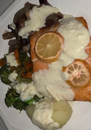 Una foto de Salmón con verduras a la crema