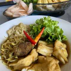 A picture of Tahu Campur.