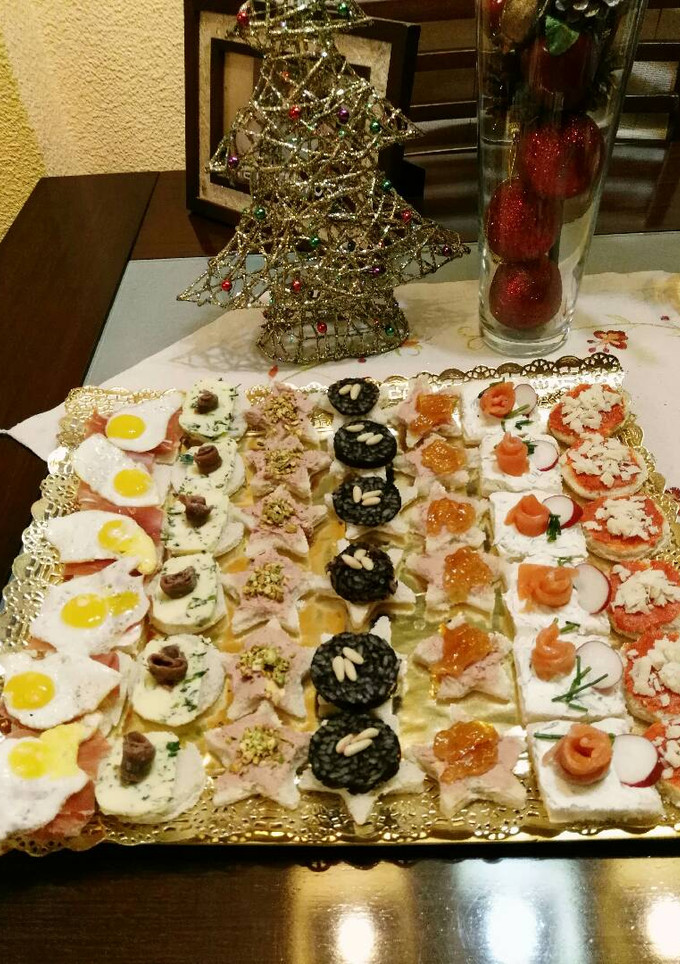 Una foto de Canapés navideños