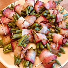 A picture of Bacon rolled green beans.