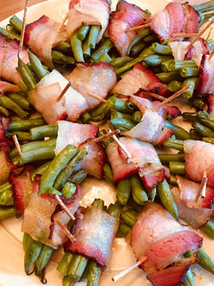 A picture of Bacon rolled green beans.