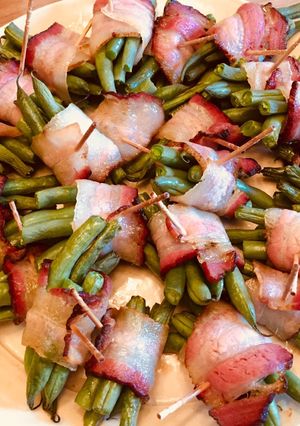 A picture of Bacon rolled green beans.