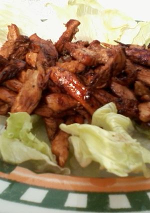 Una foto de POLLO LAQUEADO CON MIEL, en ensalada