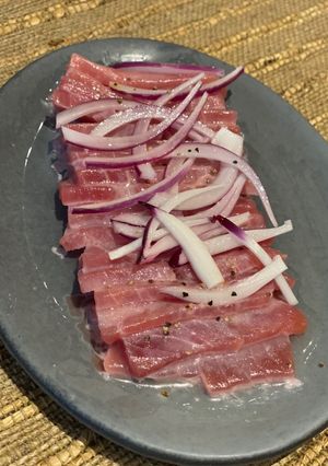 Una foto de 🍣 Tiradito de atún 🍣