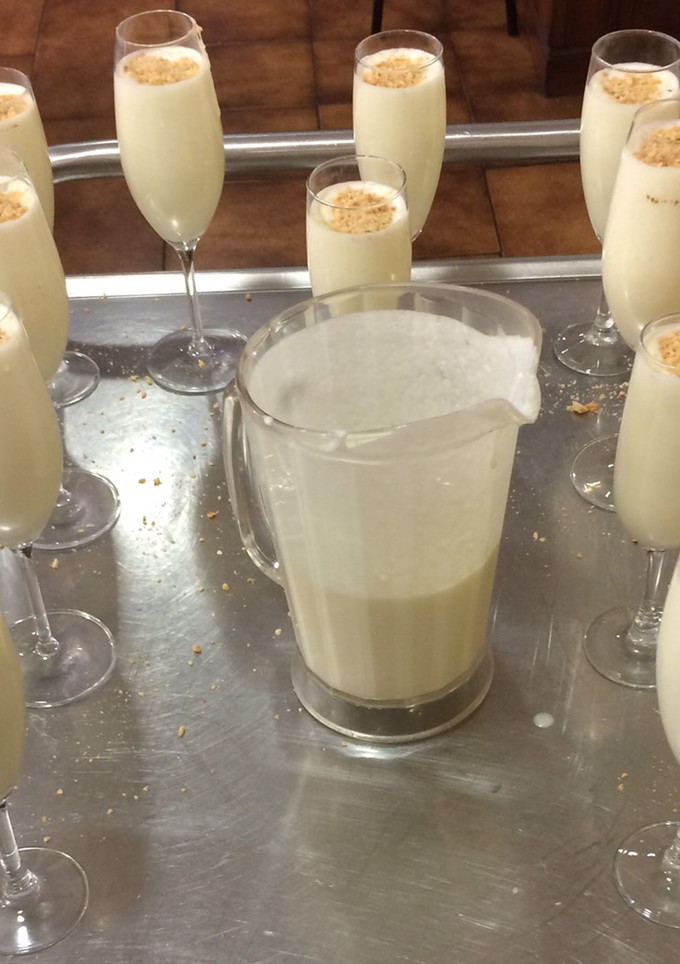 Una foto de Sorbete de limón al cava y más
