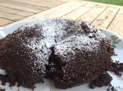 Una foto de volcán de chocolate con cacao
