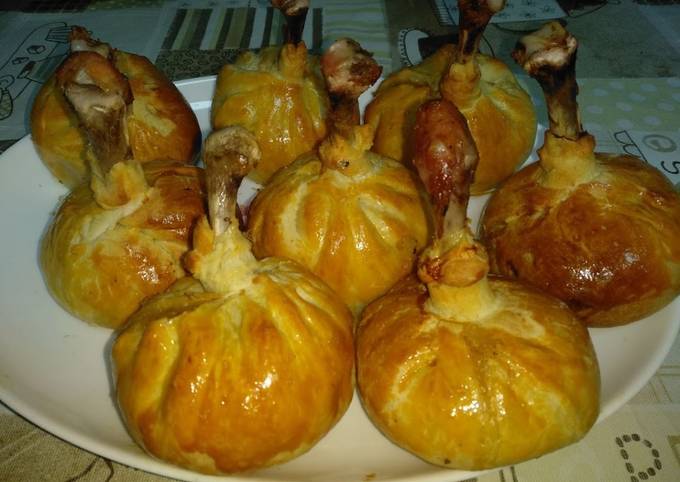 Куриные голени в мешочках из слоеного теста - пошаговый рецепт с фото