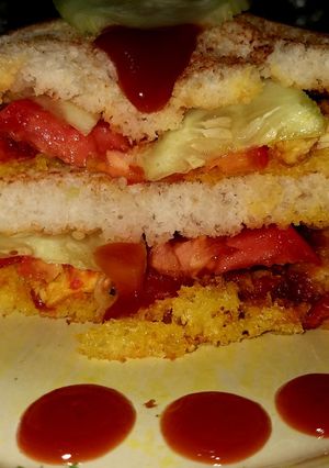 টমেটো চিকেন স্যান্ডুইচ (tomato chicken sandwich recipe in bengali) রেসিপির প্রধান ছবি