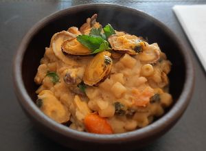 Una foto de Pasta con porotos y choritos