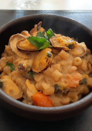 Una foto de Pasta con porotos y choritos